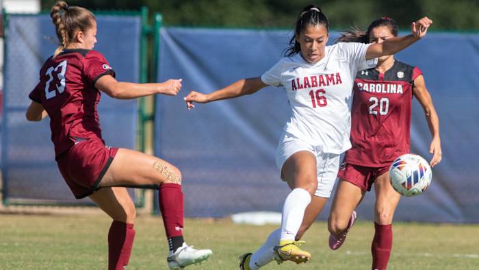 Alabama’s Reyna Reyes guides the ball down field.